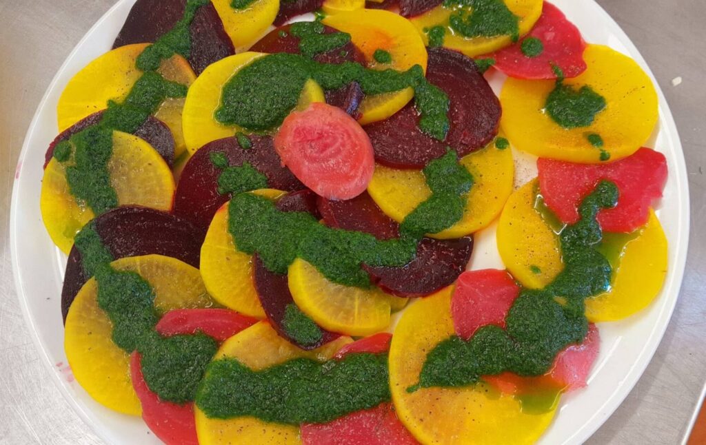 rode biet en gele raapjes met verse pesto