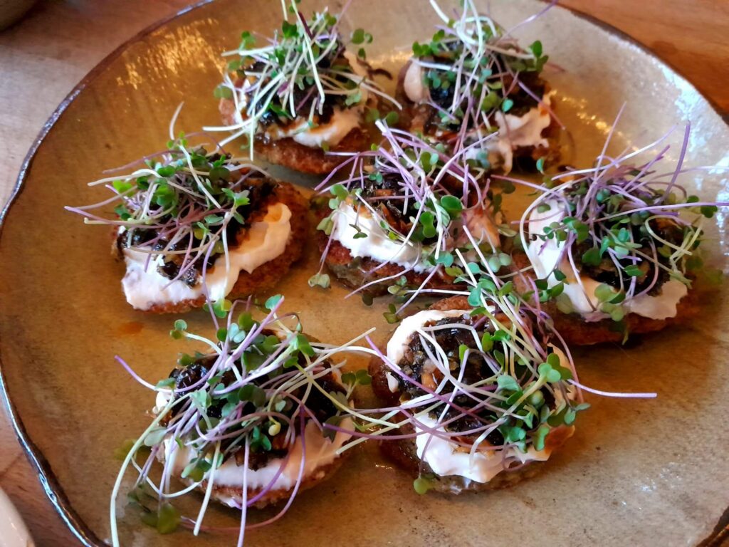 blini's met veganaise, zeewiersalsa en kiemen