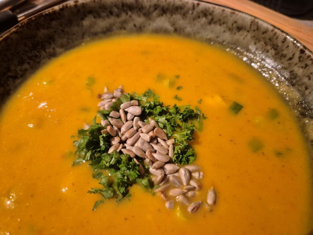 pompoensoep met peterselie en zonnebloempitten