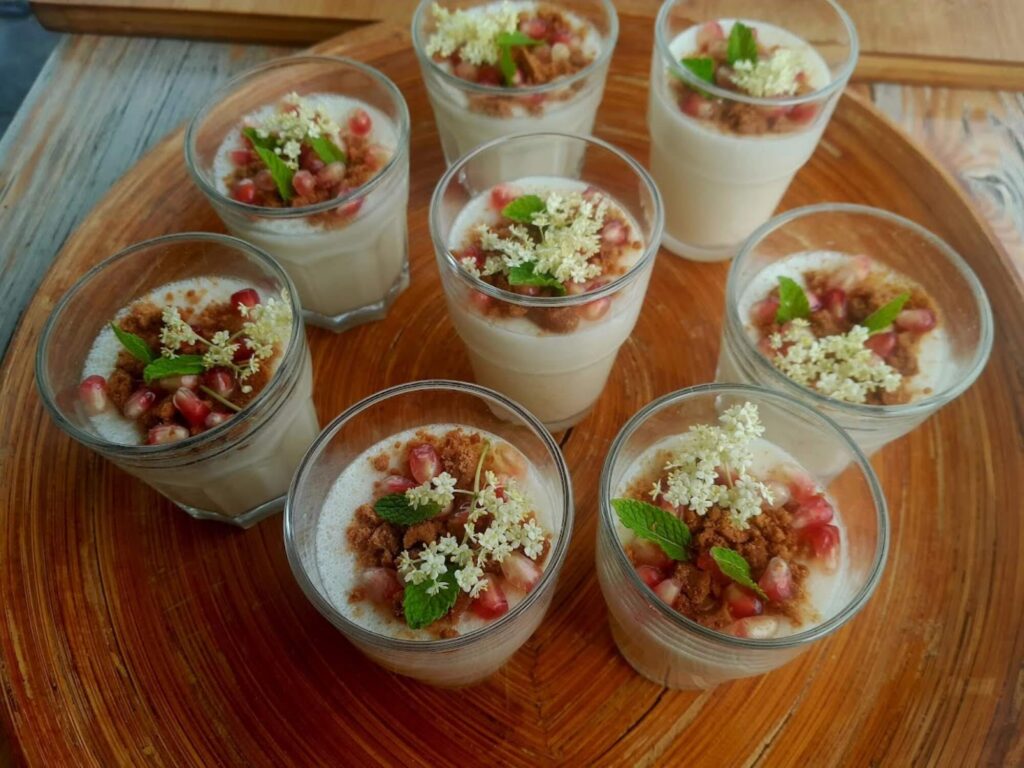 vegan panna cotta met toppings