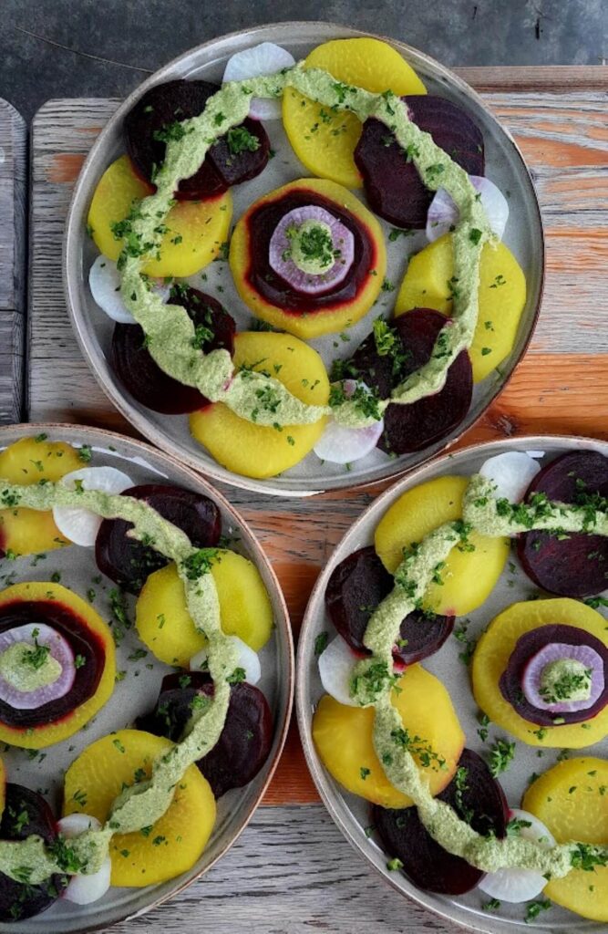 koolrabi, rode biet en daikon met verse pesto