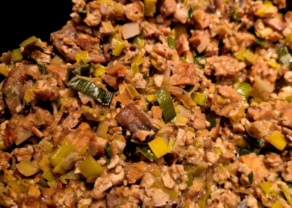 scrambled tofu met prei en champi