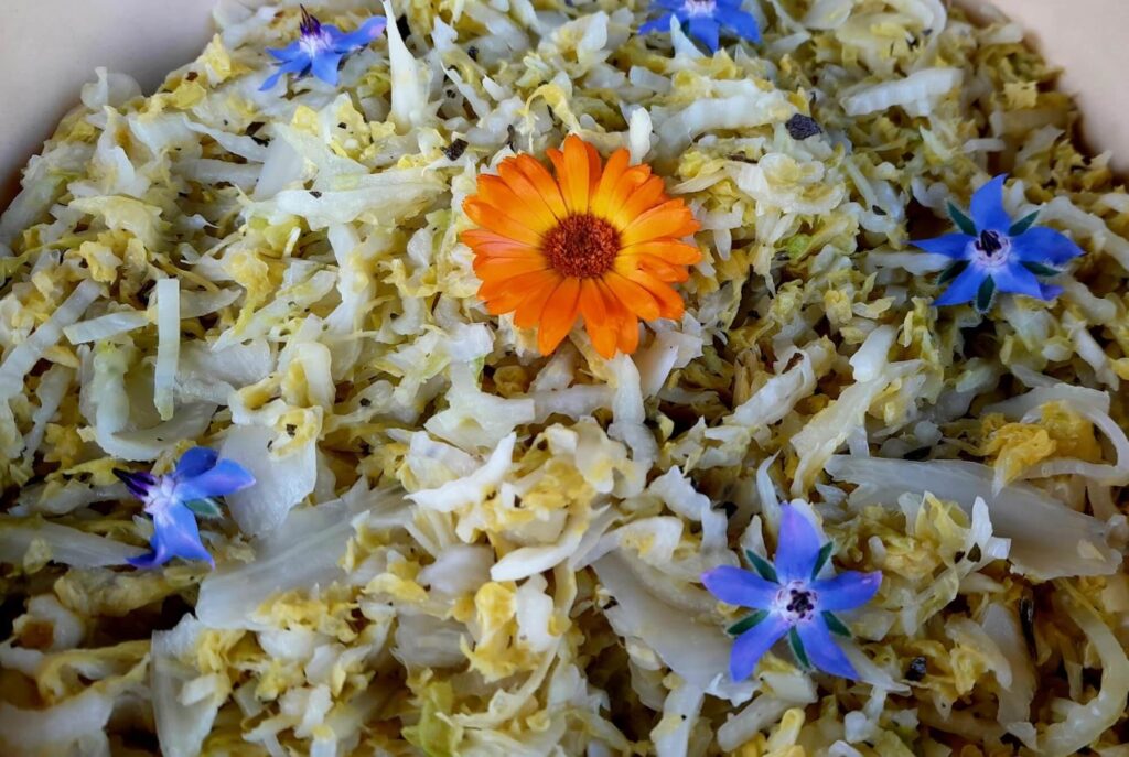 chinese kool met bernagiebloemetjes en goudsbloem