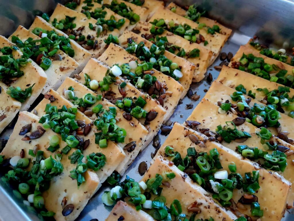 gebakken tofuplakjes met lente-ui
