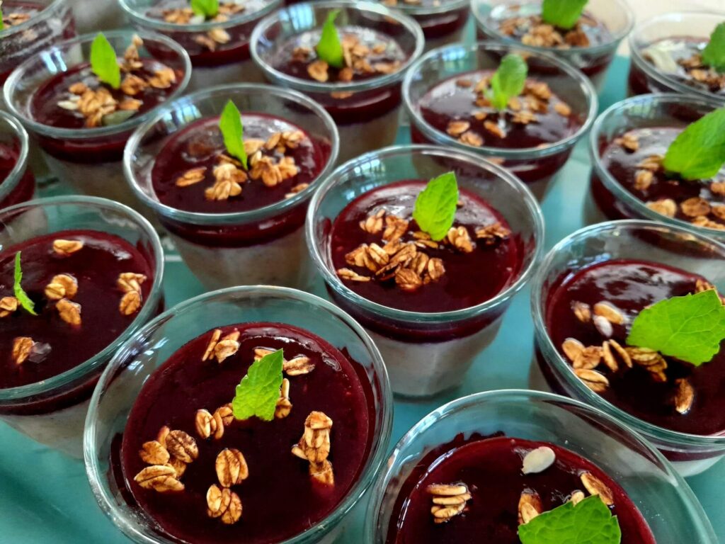 vegan panna cotta met vruchtencoulis en munt